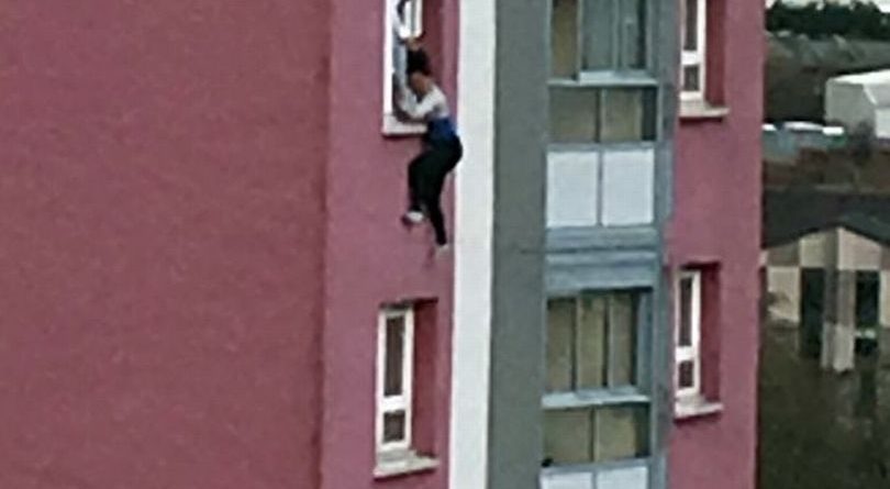 E kishte kapur nga flokët dhe e hodhi nga kati i 11-të