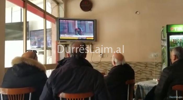 Të gjithë me sy nga protesta, interesi i qytetarëve të Durrësit (VIDEO)