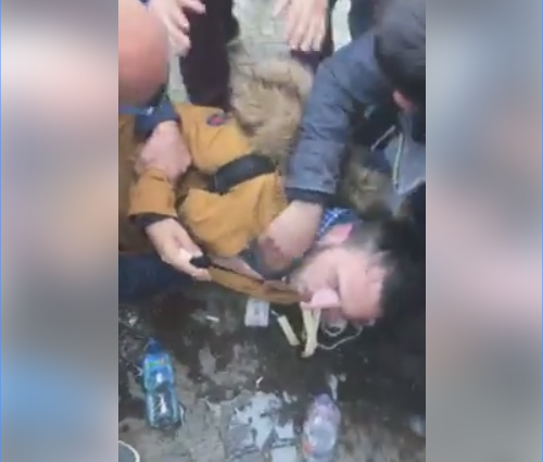 Momenti kur gazetari nga Durrësi ndihet keq nga gazi lotsjellës (VIDEO)
