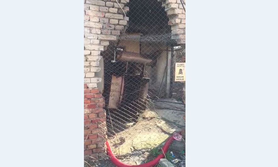 Bie në kontakt me kabllot elektrike, përfundon në spital