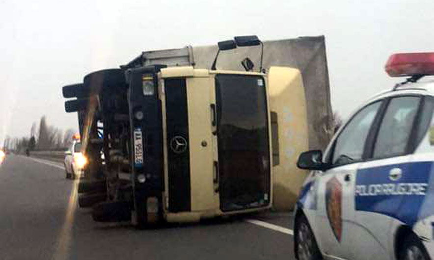 Era e fortë përmbys… kamionin! (FOTO)