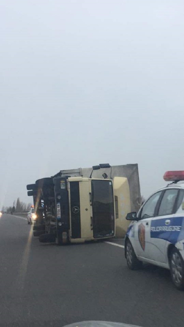 Era e fortë përmbys tre trajlera brenda pak orësh