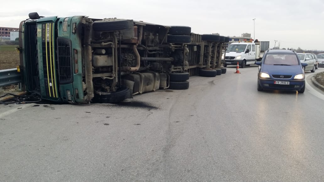 Përmbyset kamioni, ngarkesa me skrap ende në rrugë (FOTO)