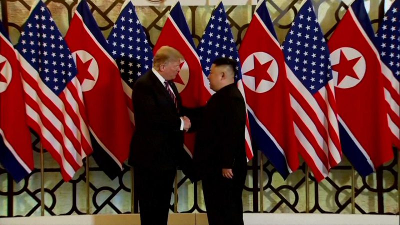 Takimi i dytë. Trump dhe Kim shtrëngojnë duart