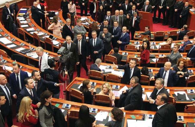 “Llaxore dhe baxhella”, Artan Fuga ironizon deputetet: Çfarë fyerje për shqiptarët!