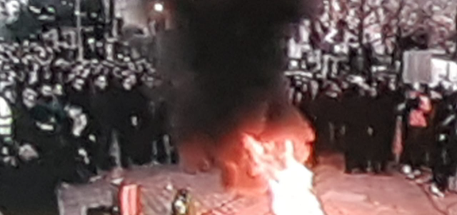 Kapsolla dhe tymuese para Parlamentit: Rama ik! Digjet goma para parlamentit