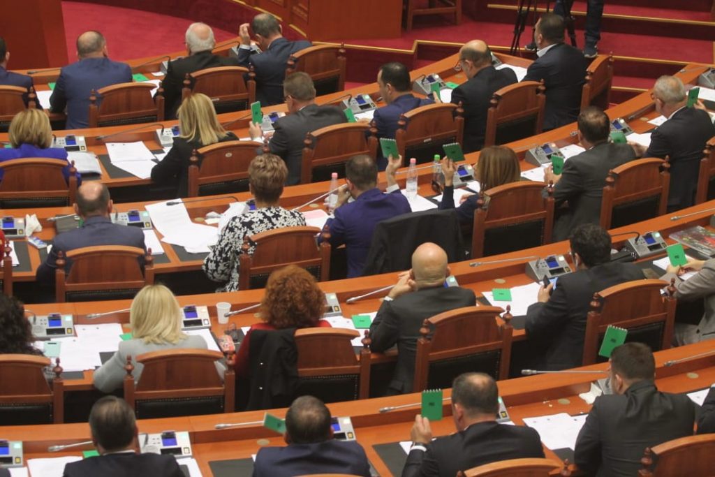 Kuvend/ Rrëzohet dekreti i Metës për ‘Noterinë’, miratohet ‘Kadastra’