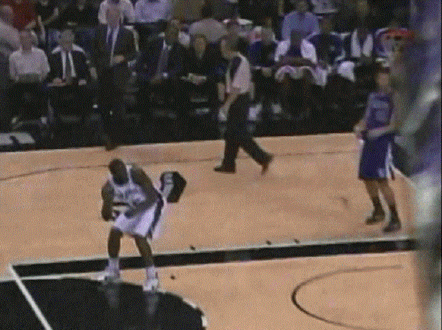 Ngjarje e frikshme në fillim të ndeshjes, lojtarët ia mbathin nga frika (VIDEO)