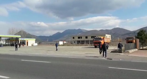 Atentat në autostradë, qëllohet me armë në drejtim të një automjeti (FOTO)