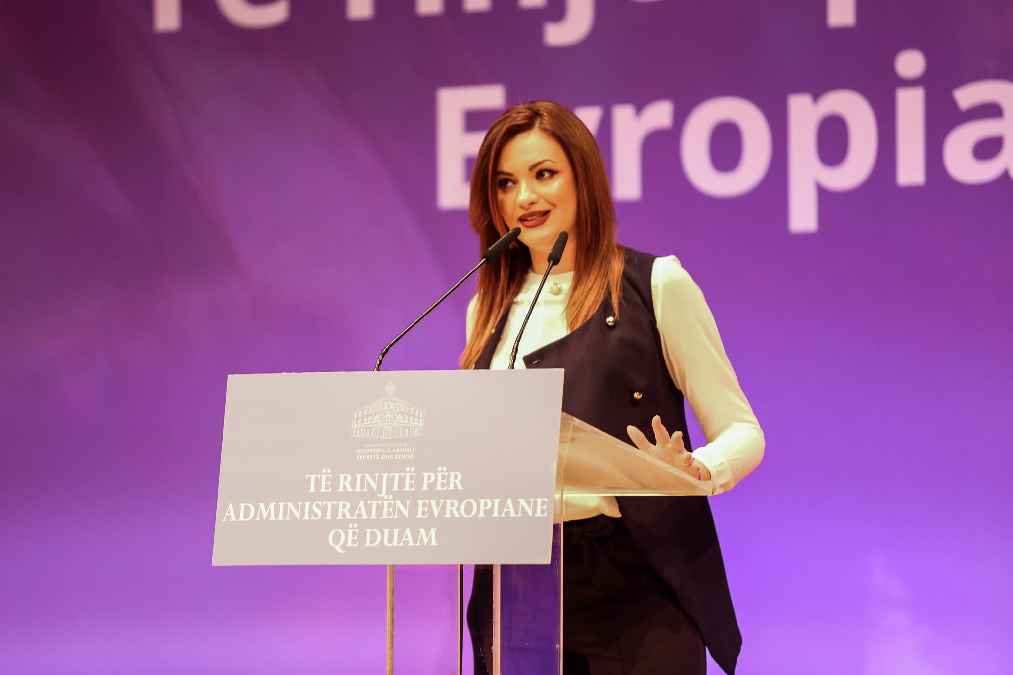 Zv.ministrja e re e Arsimit, nga prezantimi në TV në kabinetin e qeverisë Rama