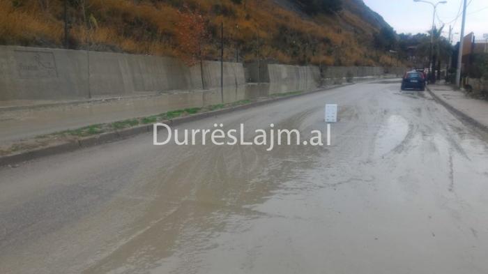 Rrëshqitje dherash në Currila, rruga pushtohet nga balta (VIDEO)