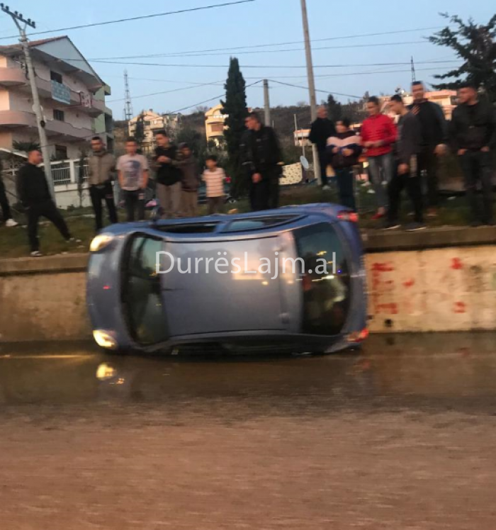 Aksident në Durrës, makina kthehet përmbys në rrugë (FOTO)