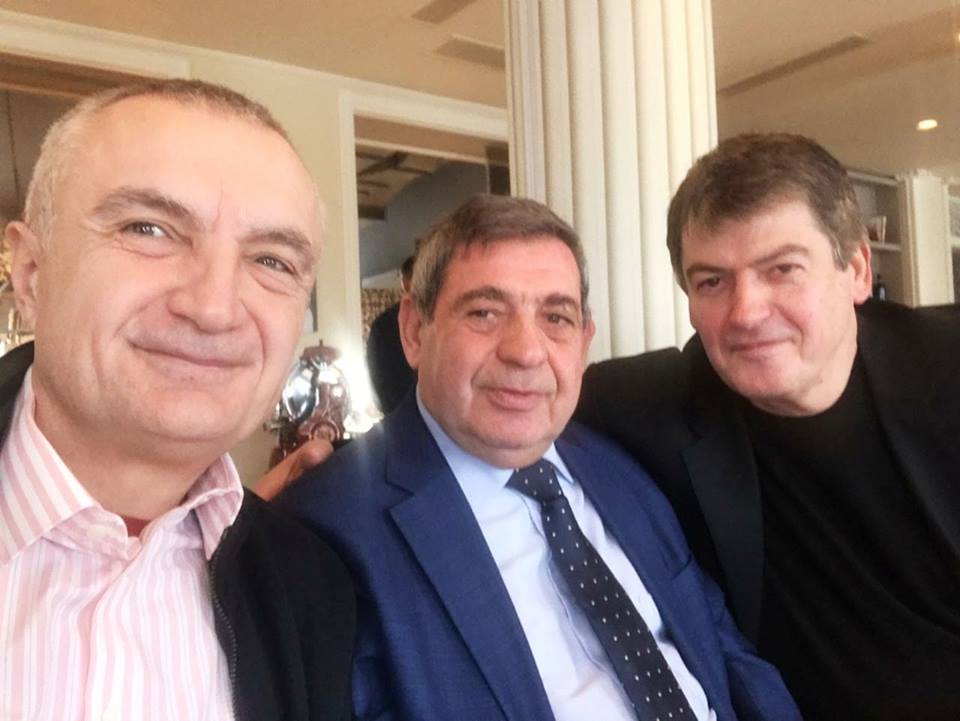 Gazetari durrsak bën bashkë Metën edhe Topin