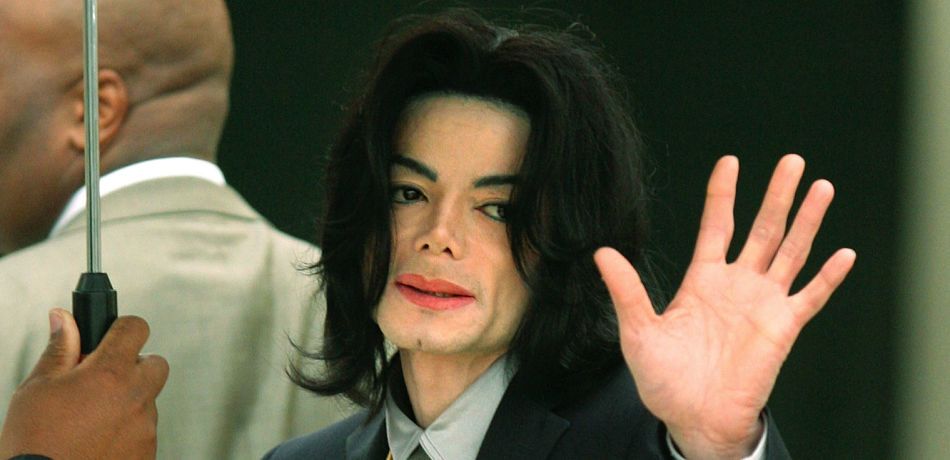 Akuzat për abuzim seksual, trupi i Michael Jackson zhvarroset