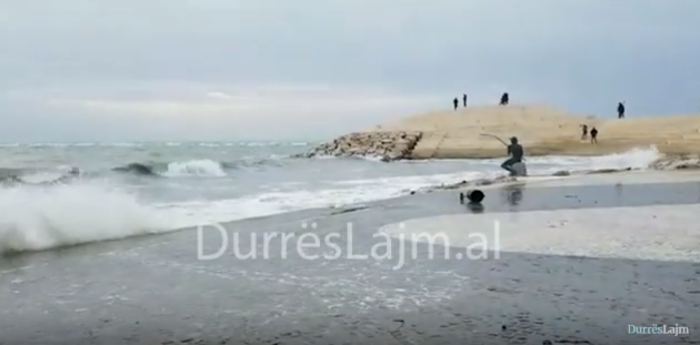 Durrës, ndërpriten lundrimet për shkak të motit, tragetet nisen me 8 orë vonesë