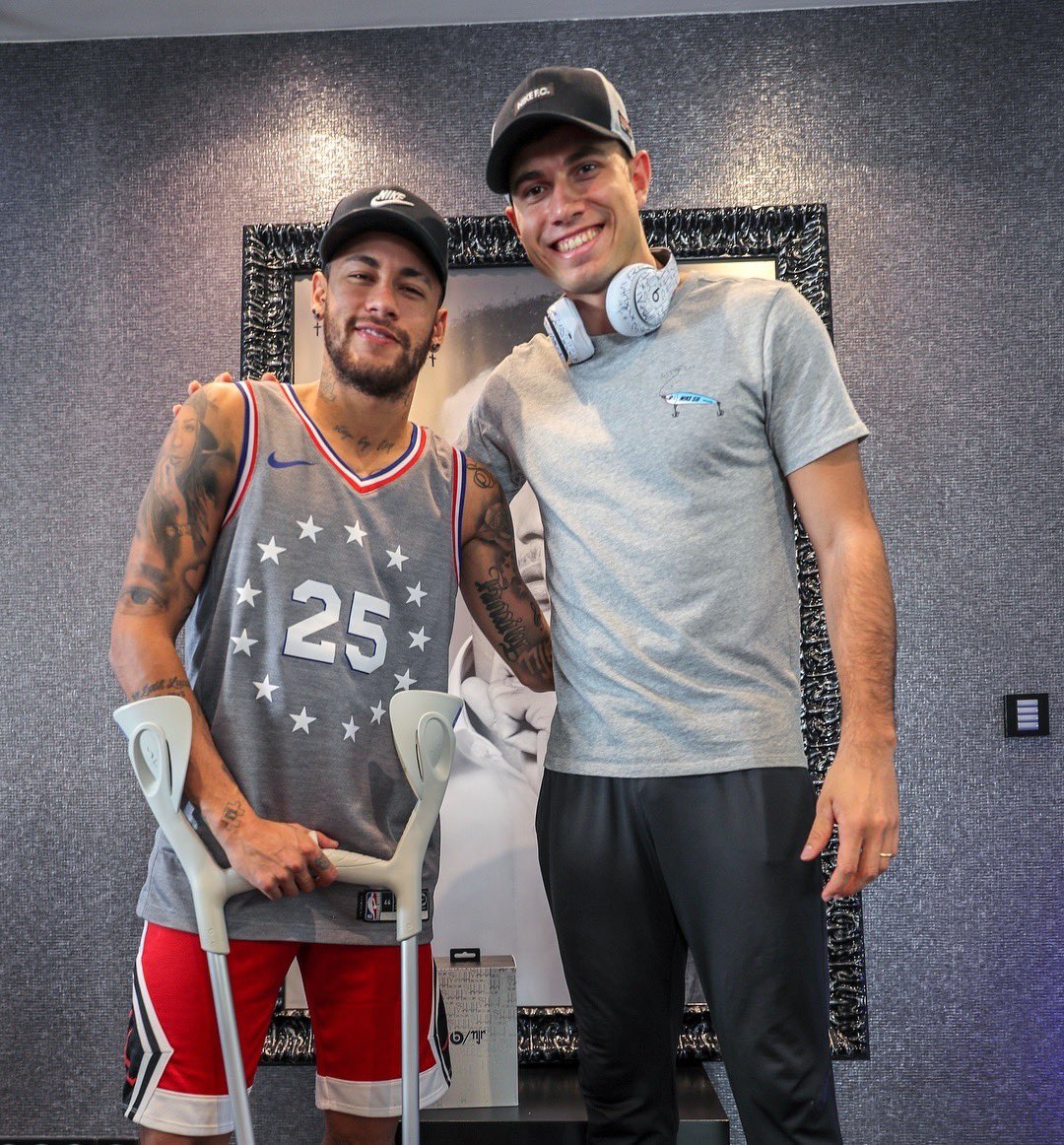 Neymar në Brazil për riaftësimin, por mbikëqyret rreptë nga PSG