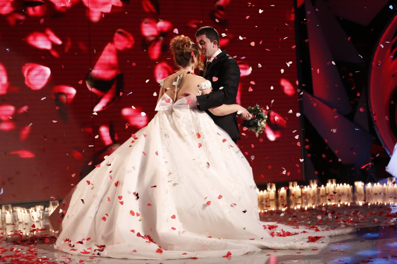 Nuse për herë të parë pas shumë vitesh martesë, çifti realizon ëndrrën e tyre