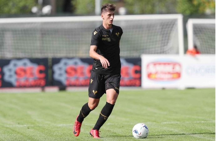 Panuçi sytë nga Italia për mbrojtjen, në vëzhgim futbollisti i Veronës