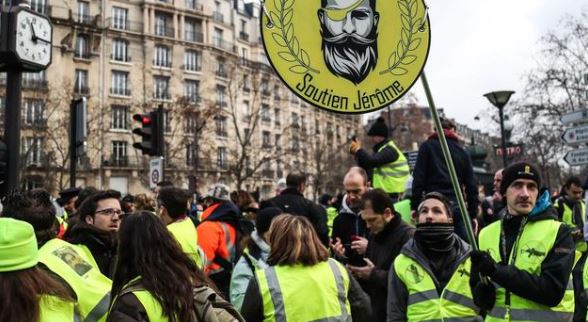 Parisi “pushtohet” përsëri nga protestat