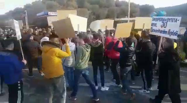 Fermerët në Berat ngrihen në protestë (FOTO)