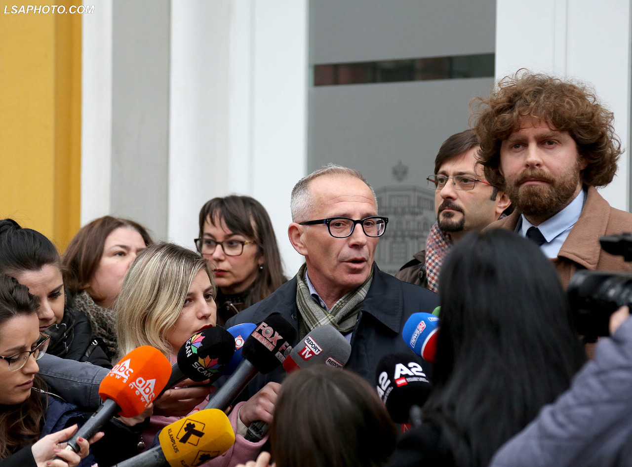 Pedagogët nisin grevën pa afat