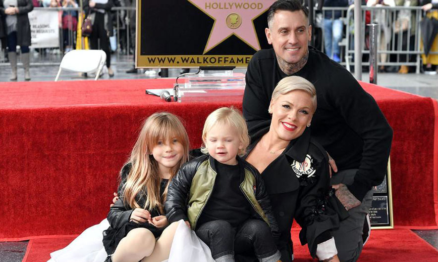 Pink nderohet me yll në Bulevardin e Famës në Hollivud