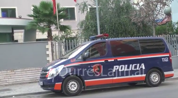 Makina u përplas me shtyllën, identifikohet viktima