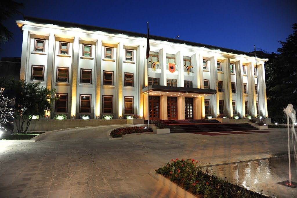 Zëdhënësi i Metës i përgjigjet Ramës: “Shtëpia me tjegulla dhe shteti me rregulla”