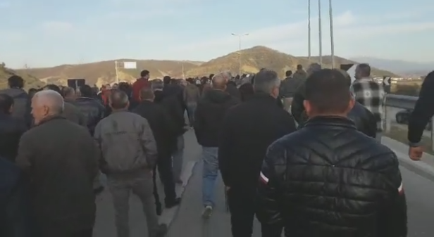 Banorët e Elbasanit në protestë: Ndihemi të braktisur nga qeveria