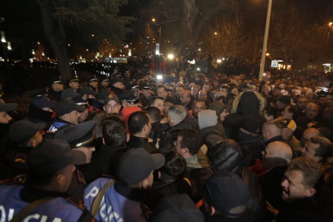 Policia publikon në shkelje të ligjit fotot e protestuesve të proceduar