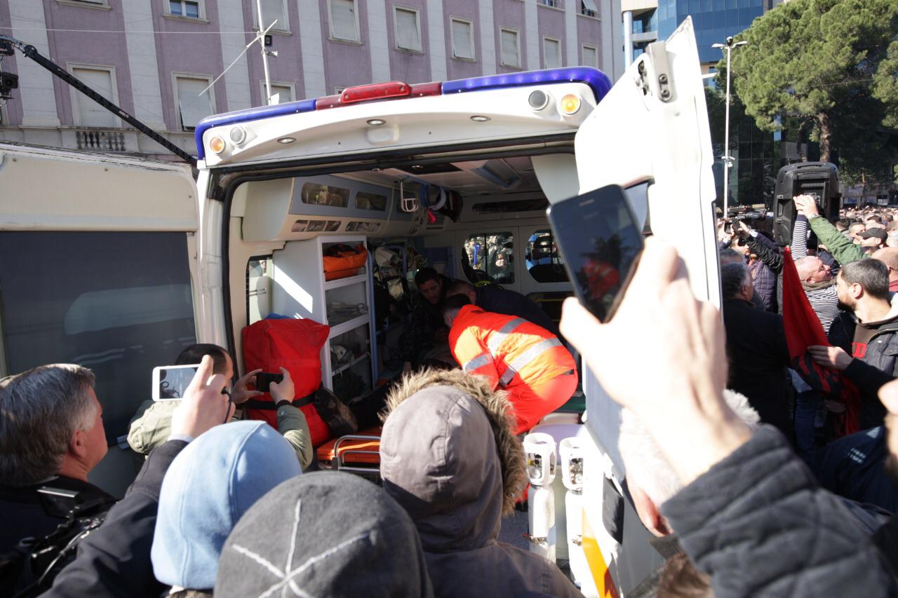 MSH: 2 gazetarë, 5 policë dhe 5 protestues të lënduar