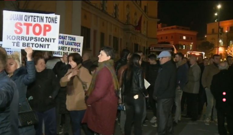 Protestë para bashkisë: Rama e Veliaj të ikin nga Shqipëria