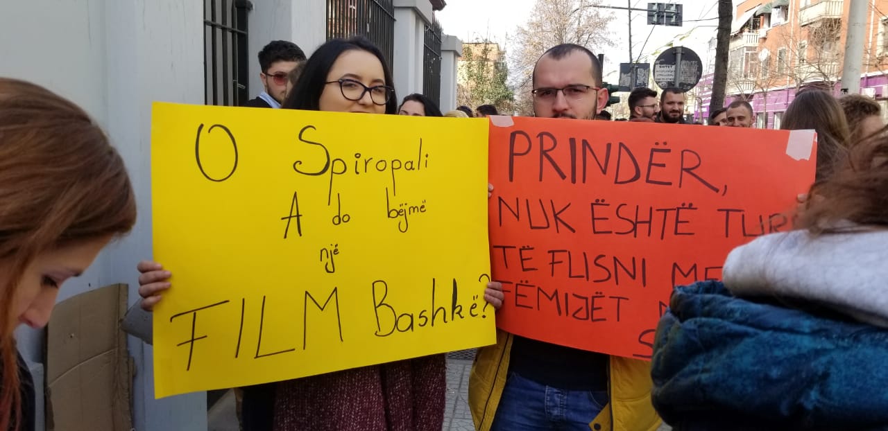 Protestë për rastin e Kavajës: Spiropali a do bëjmë film bashkë?