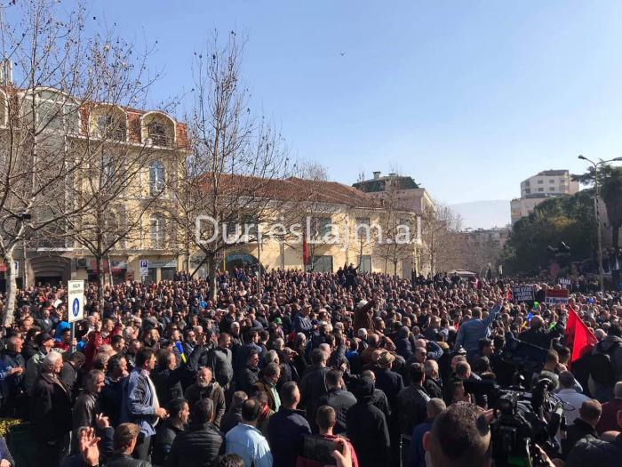 Protesta e opozitës, AKEP ndërpret sinjalin e celularëve për 5 orë