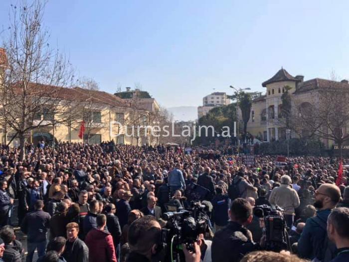 LIVE VIDEO/ Protesta e opozitës para Kuvendit