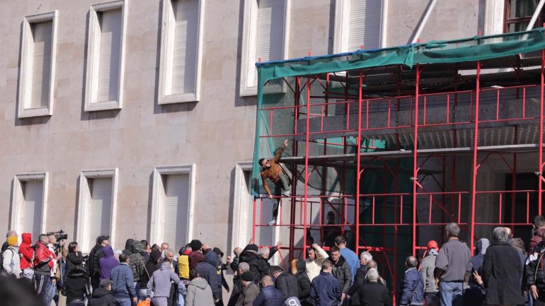 Protesta/ “Arrest me burg” për Florenc Hoxhën dhe 13 persona të tjerë
