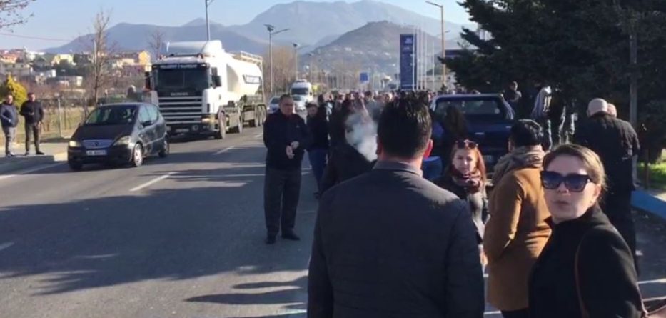 Lezhjanët i bllokojnë rrugën Ramës, kryeministri shmanget dhe devijon drejtim