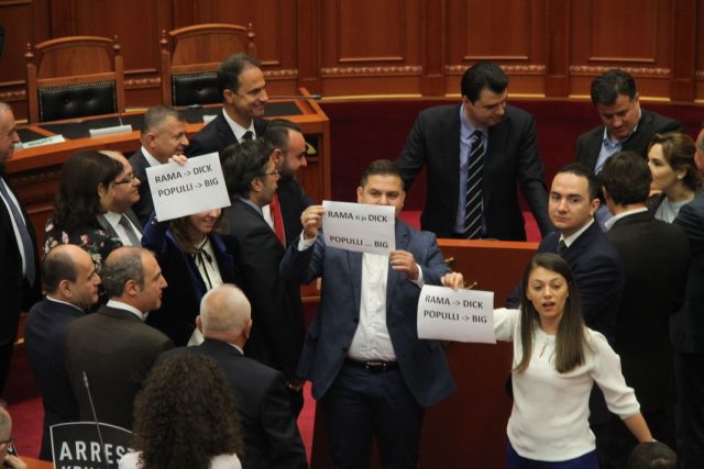 Qëndrimi i deputetëve të LSI-së për dorëzimin e mandateve