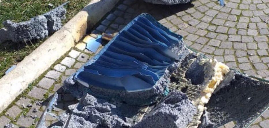 Protestuesit shkatërruan “Kërpudhën”, Rama i kërkon ndjesë autorit: Shqiptarët nuk janë këta