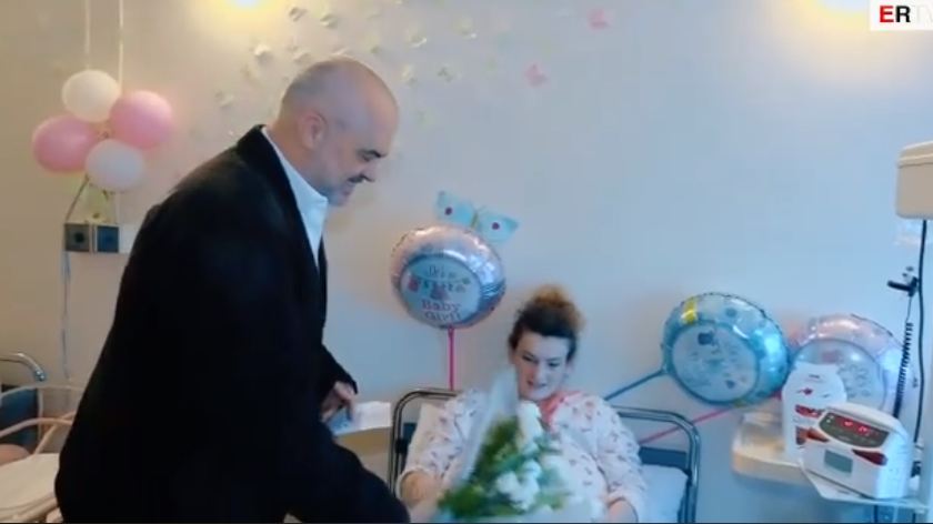 Vijnë në jetë trinjakët e parë të vitit, Rama u jep çekët 120 mijë lekë (VIDEO)