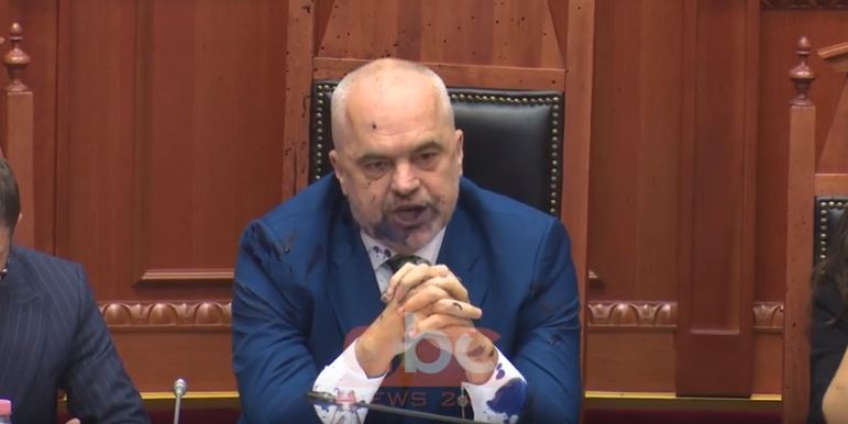 Reagimi i Ramës pasi u përlye me bojë, shfaqet i irrituar (VIDEO)