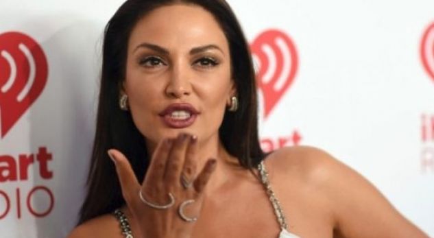 Bleona i uron të dashuruarit me një foto plotësisht nudo