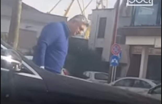 Komentatori i njohur përplas makinën në Durrës (VIDEO)