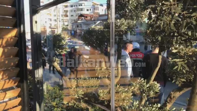 Sherr masiv në Tiranë, qëllohen me tulla dhe gurë babë e bir brenda “Porsche”-t (VIDEO)