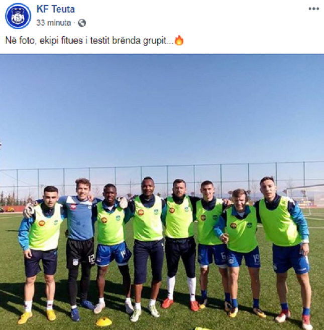 Shkëmbi u jep “leksion” lojtarëve, zbret në fushë dhe fiton ndeshjen brenda grupit