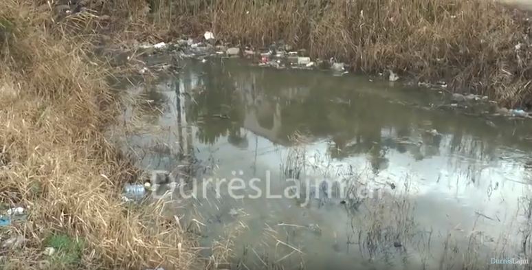 Banorët e kësaj lagjeje në Durrës, me rrugët si para mesjete (FOTO+VIDEO)