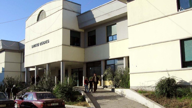 Mjeku në spitalin e Durrësit goditet me tullë