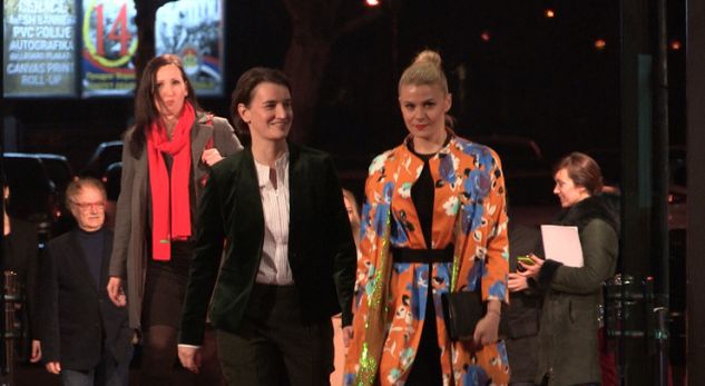 Partnerja e kryeministres serbe lind djalë