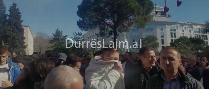 “Po na helmojnë horrat”, protestuesit me sy të skuqur dhe djegie fyti (FOTO+VIDEO)