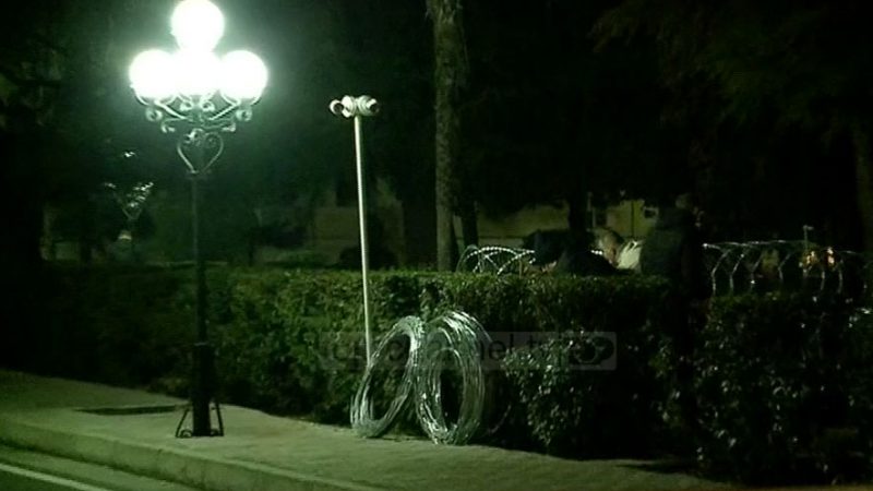 Parlamenti rrethohet me tela me gjemba